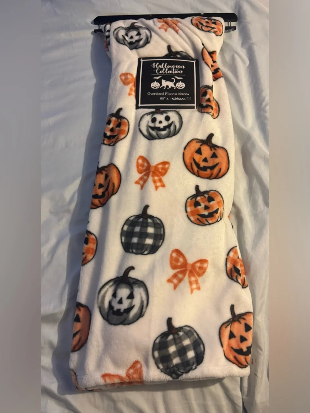 Halloween collection oversized fleece Pumpkin Throw - White & Orange